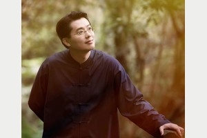月光如水，靜靜灑在舊時書頁上